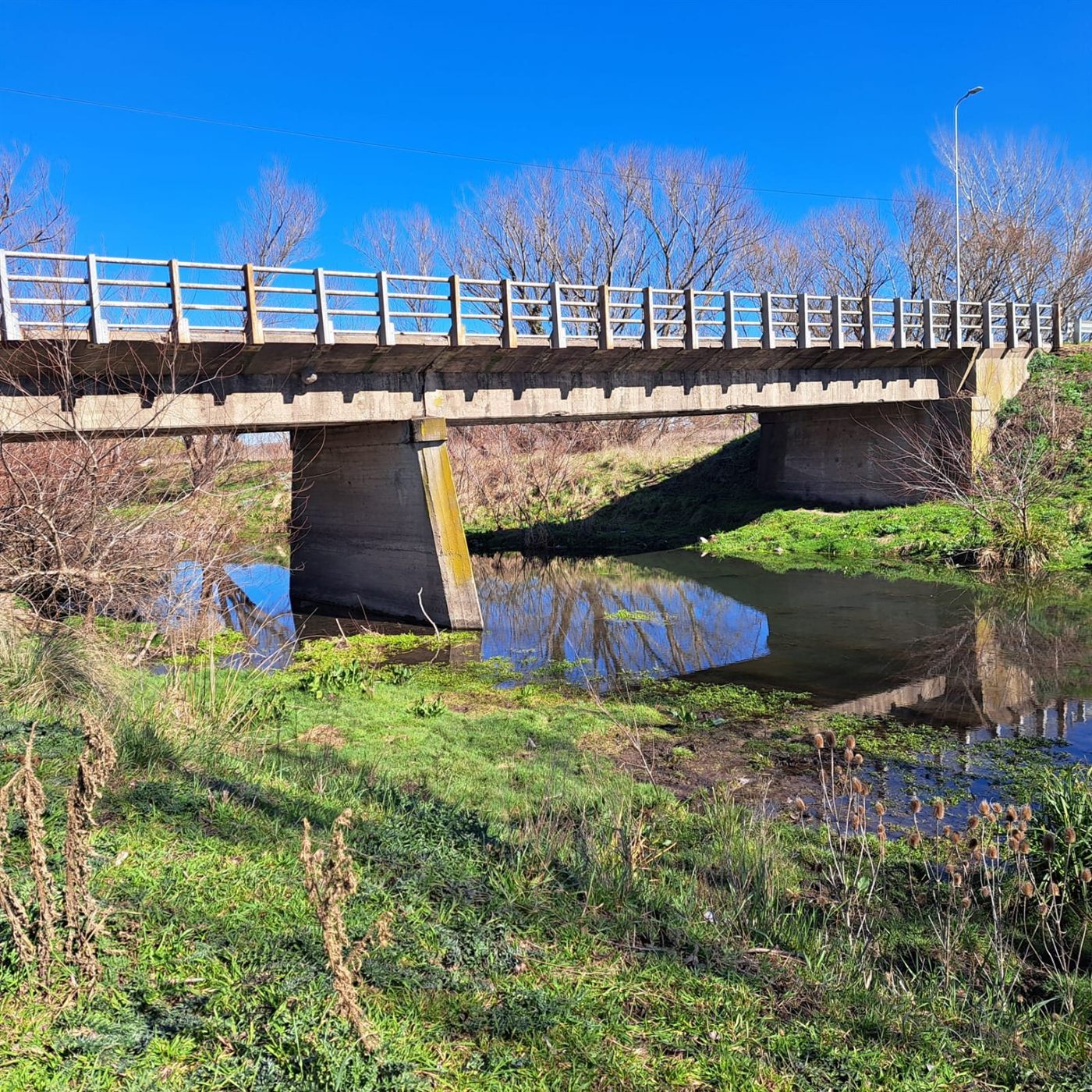 Puente sobre el arroyo Pillahuincó Grande, donde se hizo el cruce de la red de gas